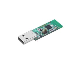Sonoff Zigbee USB-dongle med CC2531-chip og grønt printkort, vist skråt med USB-stikket forrest.