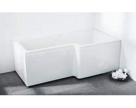 Hvidt brusebadekar i sanitetsakryl fra Svedbergs med rummelig karform og trinvis kontur på fronten.
