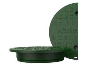 WaterCare låsbart dæksel på 425 mm i grøn plast med præget overflade, vist liggende og stående set forfra.