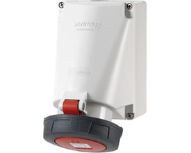 Detaljeret billede af Mennekes CEE vægudtagets front, viser den røde lukkeklap og den sorte gummi-pakning for IP67-tæthed.