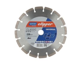 Norton Clipper Classic universal diamantklinge på 230 mm med segmenteret kant og produktmærkat vendt fremad.