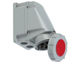 PC Electric CEE vægudtag, 63A, 5P, 400V, vist fra en anden vinkel med fokus på de hvide tilslutningshuller og det grå kabinet.