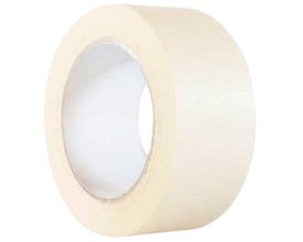 Roliba afdækningstape i standardkvalitet, 50 mm bred og 50 meter lang, med solventbaseret klæbemasse.