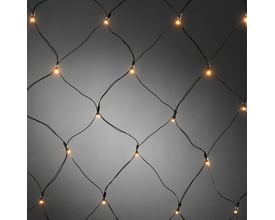 Tæt på Konstsmide lysnet med 80 ravfarvede LED-lys og sort ledning på mørk baggrund.