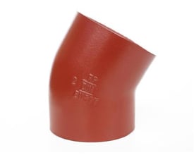 SML bøjning fra Preis & Co, 80mm diameter og 30 graders vinkel, i mørkerød støbejern med præget tekst.