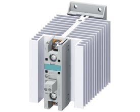 Siemens 3RF2 solid-state kontaktor med 50A strøm og 24-230V spænding, vist med integreret køleplade og ringkabeltilslutning.