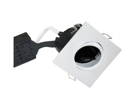 Nordtronic Uni Install firkantet indbygningsspot i hvid, set fra siden med tilslutningskabel og sorte monteringsclips.