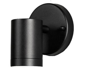 Konstsmide Modena væglampe i sort, en enkelt cylinderformet lampe med lysdiffusion, vist på en ensfarvet baggrund.