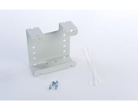 CommScope Budi-1S Loop Bracket i grå metal med skruer og strips på hvid baggrund.