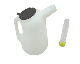 1 liters KABI oliemål i hvid plast med flextud, separat slange og sort skruelåg på hvid baggrund.