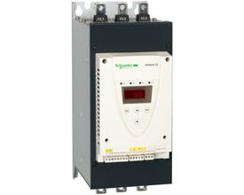 Schneider Electric Altistart 22 softstarter i mørkegråt metalhus med hvid frontkontrolpanel, der viser digital skærm og knapper.