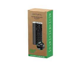 Emballagen til den sorte, kompakte elektriske dækpumpe 4smarts Voltpump X set skråt forfra.