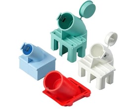 Fire Kaiser installationsbokse i forskellige farver: blå, mintgrøn, hvid og rød, vist med låg åbent eller lukket på hvid baggrund.