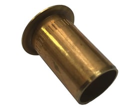 Messing støttebøsning til 15 mm PEX-rør, med en flad kant og riflede sider for bedre greb.