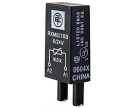 Detalje af Schneider Electric varistor RXM021RB 6/24V med M.O.V. mærkning og tilslutningsdiagram.