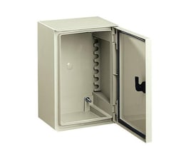 Schneider Electric vægskab PLM32 i RAL7035 polyester, åbent og viser indre med isoleret bundplade og monteringsskinner.