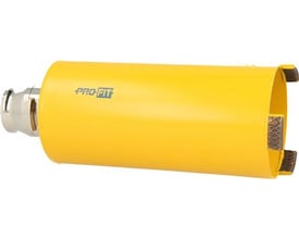 PRO-FIT beton lang hulsav med adapter og 133 mm diameter, lavet af gult metal med diamantsegmenter.