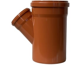 Brunt PVC-grenrør med hovedrør på Ø315 mm og gren på 200 mm, der går ud i en vinkel på 45 grader.