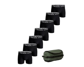 Bjorn Borg boxer briefs i sort, 7-pak, vist med et grønt BORG toilettaske. Boxerene har medium talje og logoelastik.