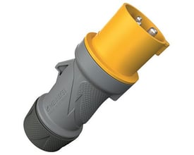 Mennekes CEE-stikprop PowerTOP Xtra R med gråt greb og gul stikdel med synlige kontakter, set skråt forfra.