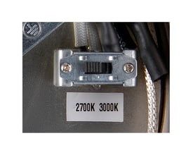 Detaljebillede af SLV ONE FLAT PD pendel viser en kontakt til justering af lysfarve mellem 2700K og 3000K.