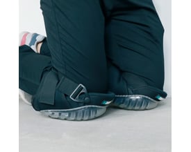 BIHUI GEL knæbeskyttere i brug, vist på en person i knælende stilling med justerbare stropper synlige.