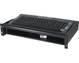 Toten 19" udtrækkelig tastatur- og musehylde, 2U, vist delvist indskudt i rackmontering med tastatur og mus på hylden.
