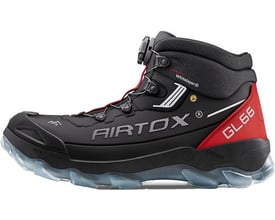 Detaljeret sidebillede af Airtox GL66 sikkerhedsstøvlen, der viser dens sorte mikrofiberoverdel og røde designelementer.