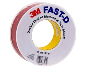 3M Dobbeltklæbende Tætningstape FAST-D 8069E, en rulle med rød bagside og hvid tape, måler 50 mm x 25 m.