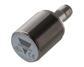Carlo Gavazzi induktiv aftaster M30 med gevindskåret metalhus, vist skråt forfra med tilslutningsgevind bagpå.