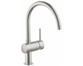 Grohe Minta køkkenarmatur med C-tud og 1-grebs betjening i børstet kromfinish, vist på hvid baggrund.