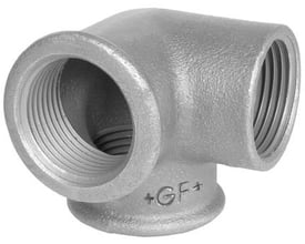 Georg Fischer galvaniseret hjørne tee fitting med tre 1¼" muffe-gevind, velegnet til 90° samlinger. Synligt "+GF+" logo.