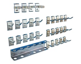 Maskinfabrikken Universal krogsæt OS96 med 30 dele. Indeholder værktøjskroge, fjederklemmer og skruetrækkerophæng i metal, klar til montering på hulplader.