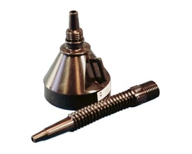 Plast tragt med Ø14 cm diameter og en separat flextud i mørkegrå plast på hvid baggrund.