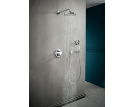 Integreret brusearmatur med håndbruser og indbygningsslangeudtag, børstet nikkel, fra Hansgrohe Axor Montreux serien.