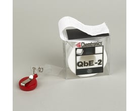 Chemtronics QbE-2 Fiber Optic Cleaning Platform med en rulle af 200 wipes i gennemsigtig plastikbeholder med klips.