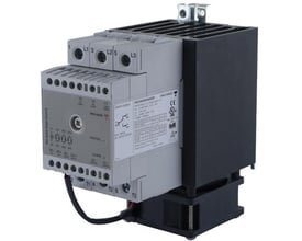 Cubic SSR 3-polet solid state-relæ med grå tilslutningsdel, synlige terminaler og sort køleprofil.