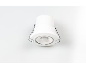 Helvar DIGIDIM322 High Bay PIR sensor monteret i hvid loftsoverflade, viser integrationsdetaljer.