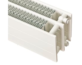 Nærbillede af Hudevad LK konvektor H210 T34/3-30 L2600 i hvid RAL9016, viser lameller og tilslutningsrør.