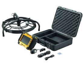 Nærbillede af Rems CamSys 2 kontrolenhed med 7" farvedisplay, knapper og SD-kortholder. Oplader og kabler vises også.