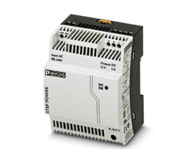 Vinklet billede af Phoenix Contact STEP-PS strømforsyning, der viser indgang og udgangsspecifikationer samt mærkninger.