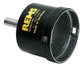 Nærbillede af REMS afgratningsadapter REG, viser den sorte metaloverflade med gul tekst og en metalspindel.