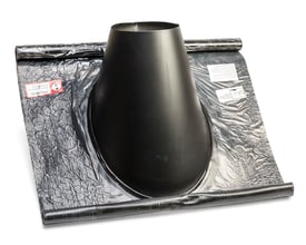 Metalbestos skorsten inddækning i sort flexmateriale med 250mm rørdiameter, ideel til 46-63 graders taghældning.