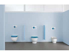 Tre toiletter med Geberit Sigma01 betjeningsplader i blå og hvid installeret i et lyst badeværelsesmiljø.