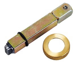 Assa Abloy SCAN/DIN-grebspind, kort model til døre på 38-43 mm, vist skråt med den løse ring ved siden af.