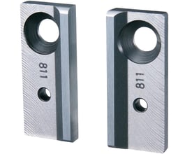 Nærbillede af to Makita sideknive mærket '811', viser monteringshuller og skrå kanter for præcise snit.