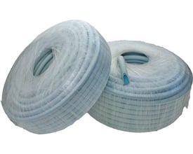 To ruller af Pipelife 16mm fleksibelt plastrør, 50 meter, indpakket i klar plastfilm på en hvid baggrund.