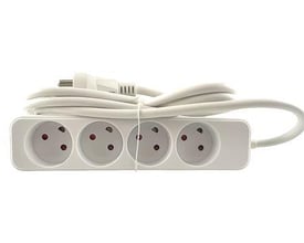 Hvid stikdåse med 4 jordede udtag og 5 meter ledning på hvid baggrund.