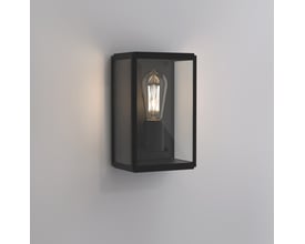 Astro Homefield 160 væglampe i sort metal med klart glas og en moderne LED pære monteret på en grå væg.