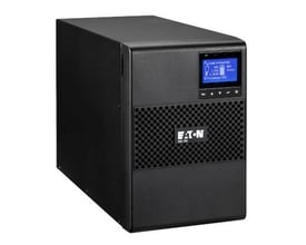 Sort Eaton 9SX700I tower-UPS på 700 VA/630 W set skråt forfra med display og ventilationsgitter.